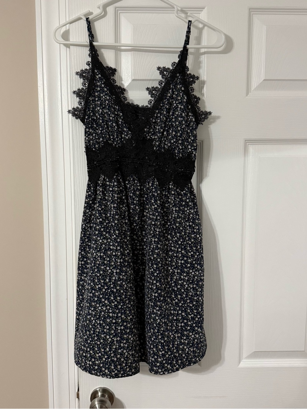 Floral Lace-Trim Sleeveless Dress in Black